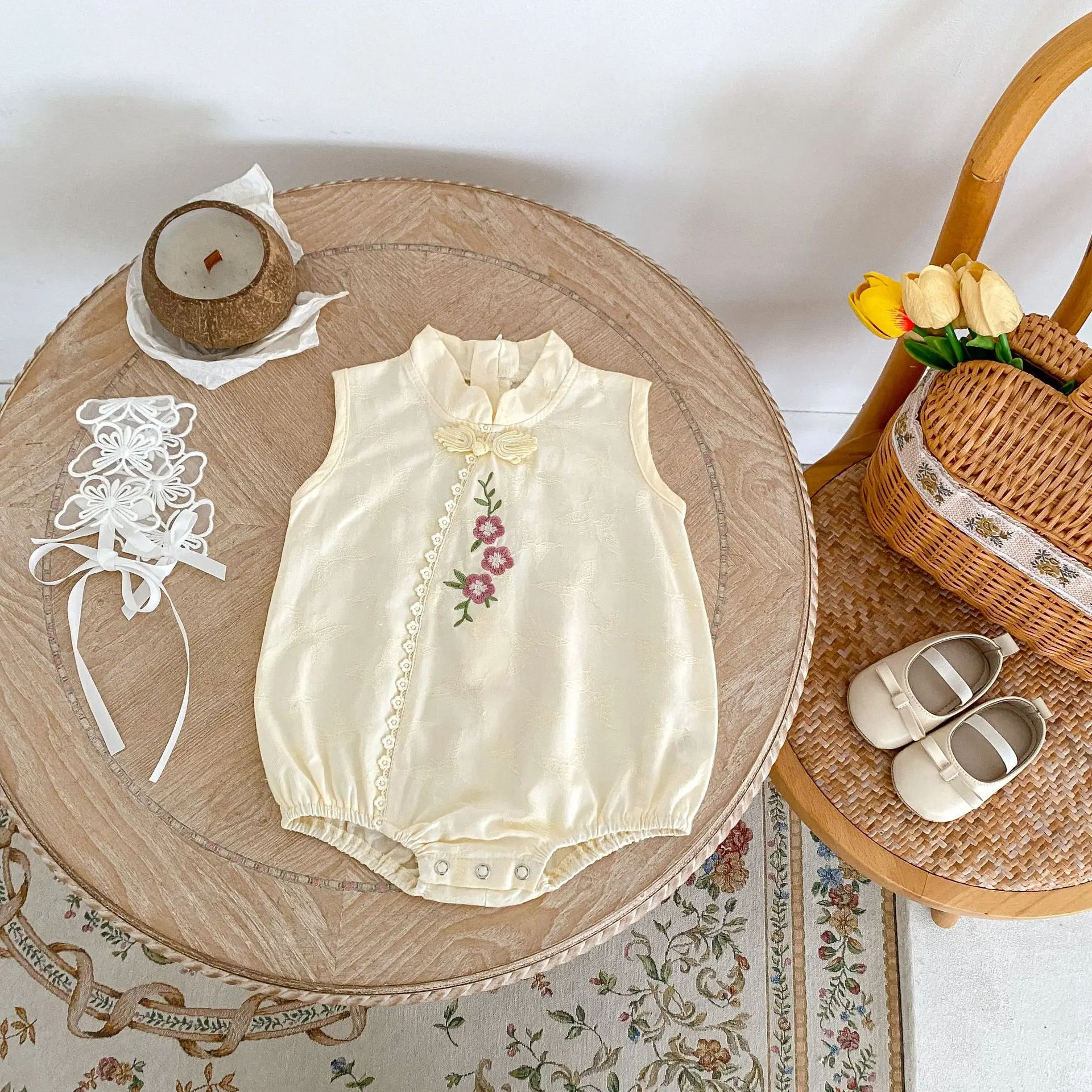 Summer new 0-3 year old baby clothing, exquisite embroidered sleeveless jumpsuit with standing collar cheongsam for baby girls