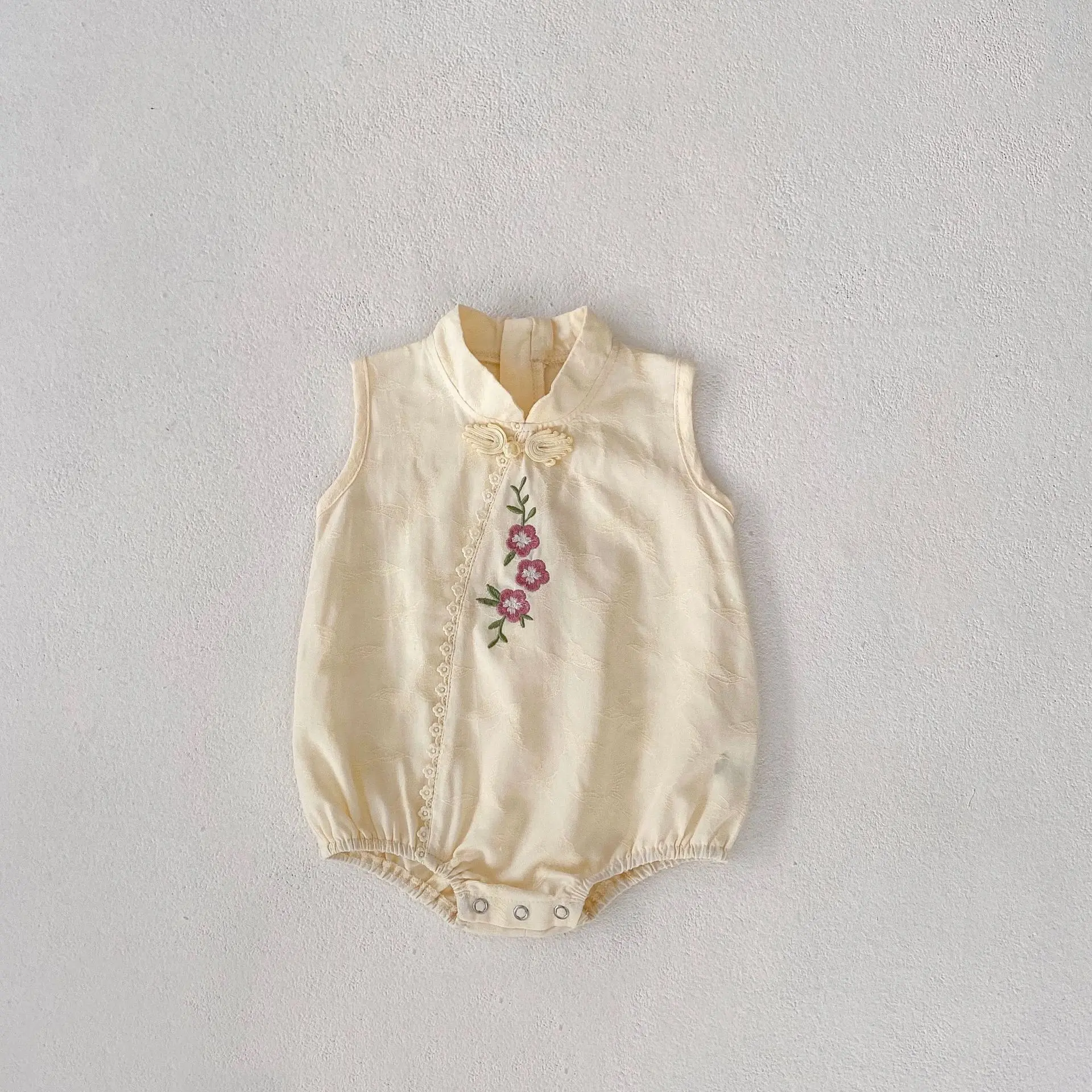 Summer new 0-3 year old baby clothing, exquisite embroidered sleeveless jumpsuit with standing collar cheongsam for baby girls