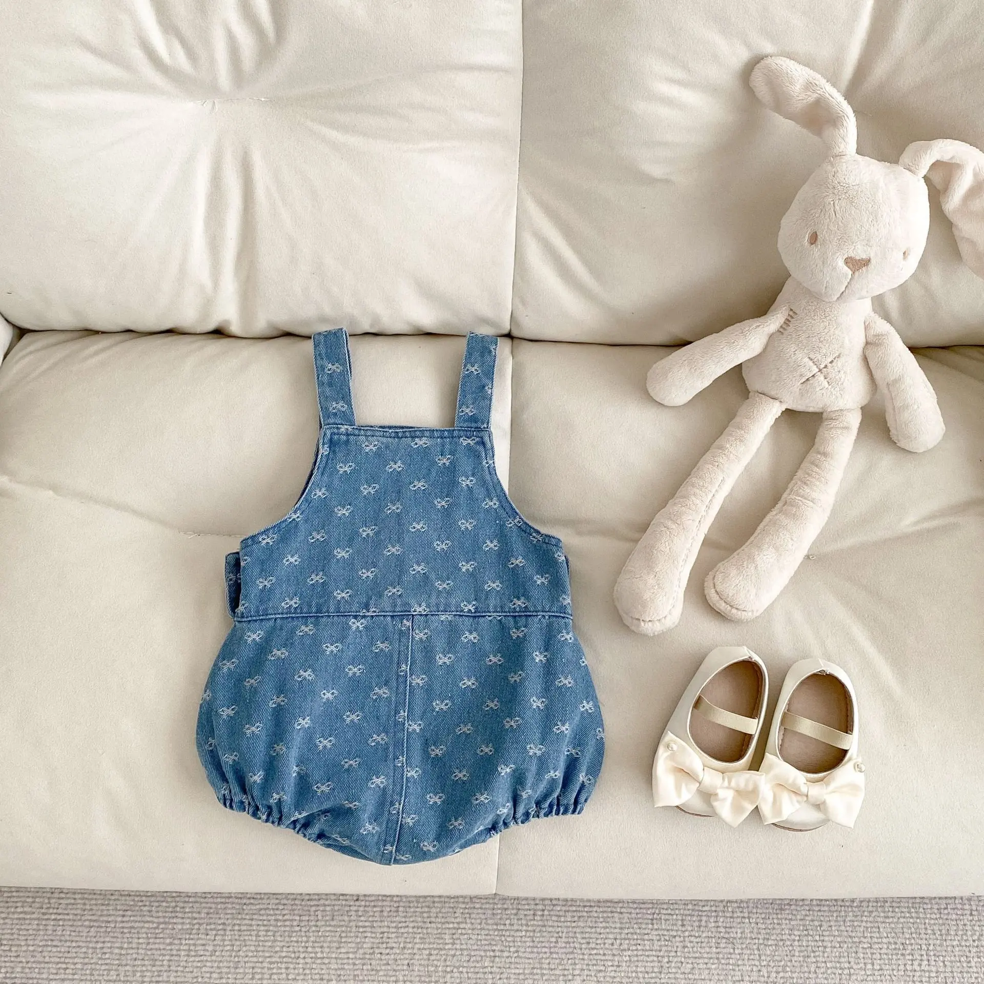 Spring and summer new baby clothing, 0-3 year old female baby denim crawling clothes with suspenders jacquard suspender jumpsuit