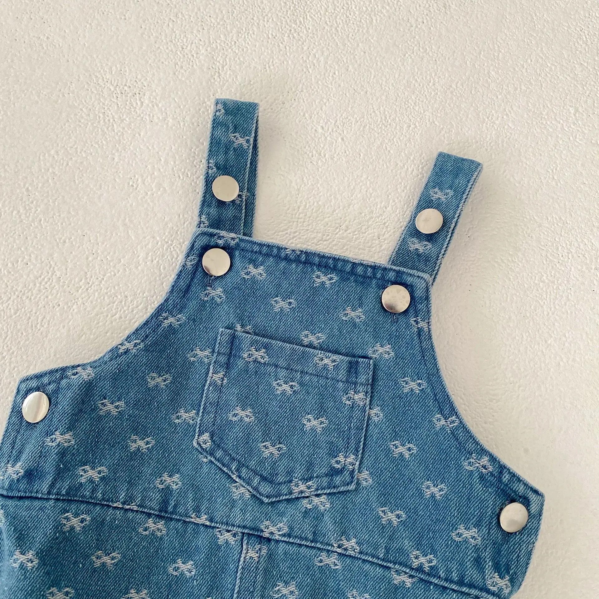 Spring and summer new baby clothing, 0-3 year old female baby denim crawling clothes with suspenders jacquard suspender jumpsuit