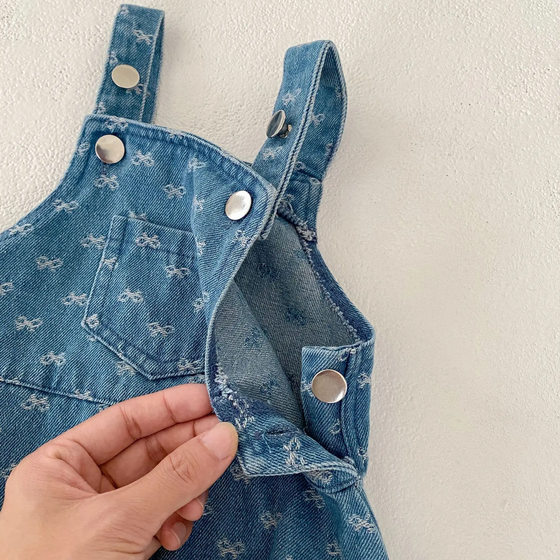 Spring and summer new baby clothing, 0-3 year old female baby denim crawling clothes with suspenders jacquard suspender jumpsuit