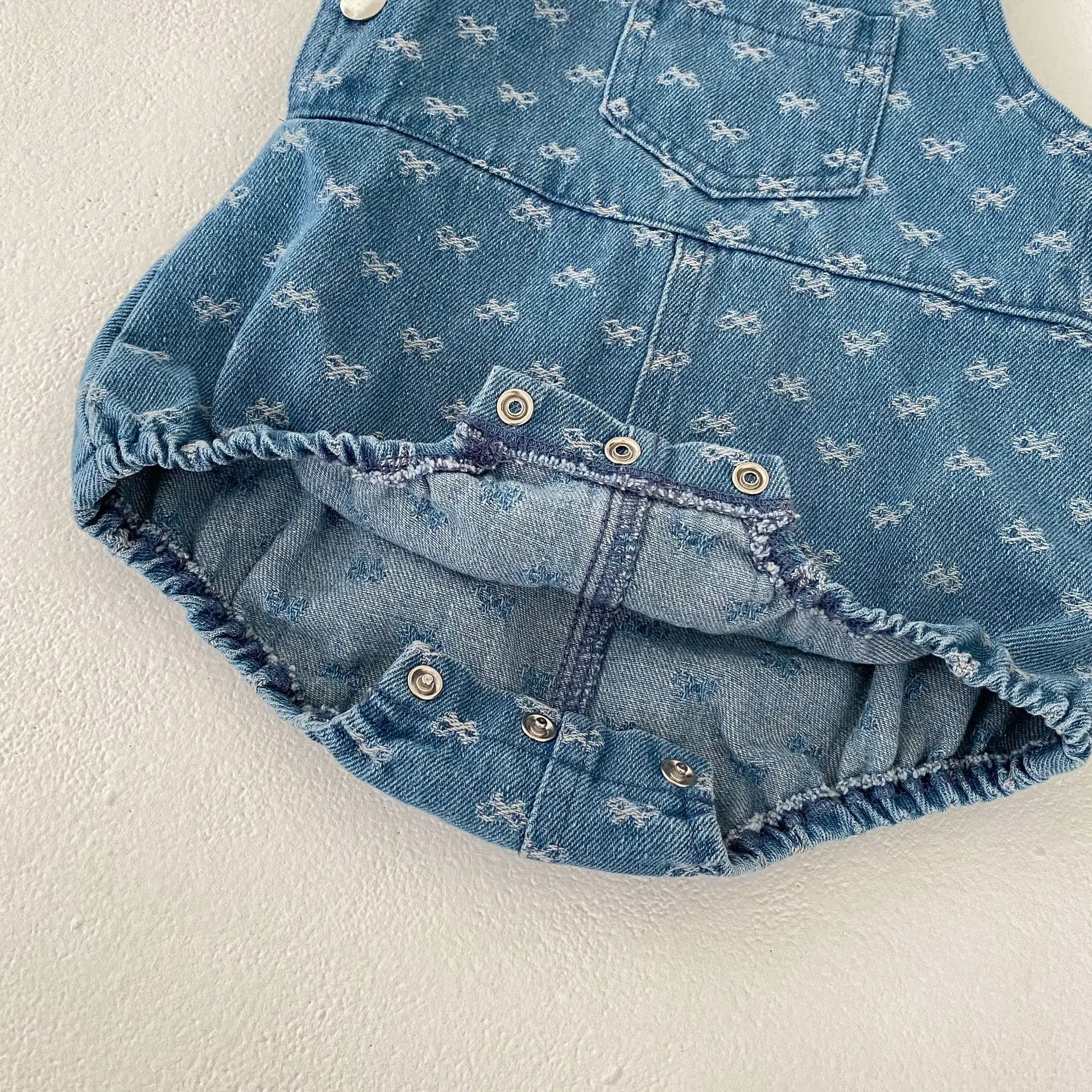 Spring and summer new baby clothing, 0-3 year old female baby denim crawling clothes with suspenders jacquard suspender jumpsuit