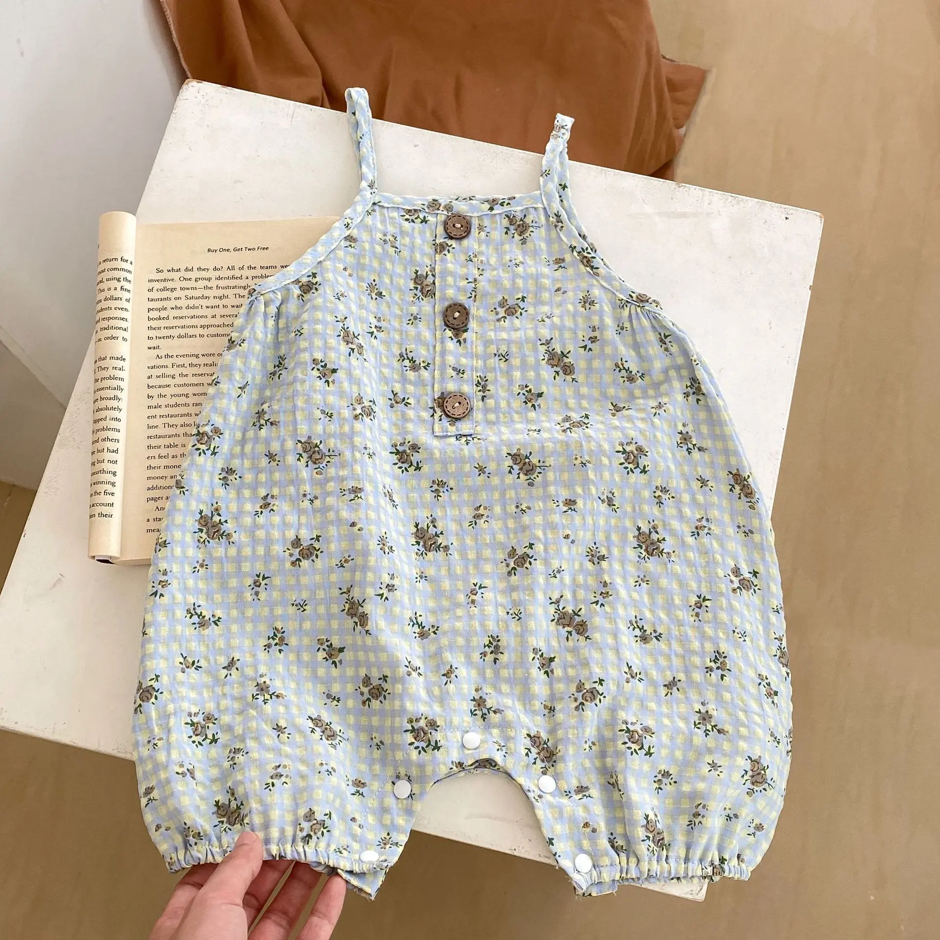 Summer new 0-3 year old baby clothing, cute baby jumpsuit, personalized checkered flower suspender pants