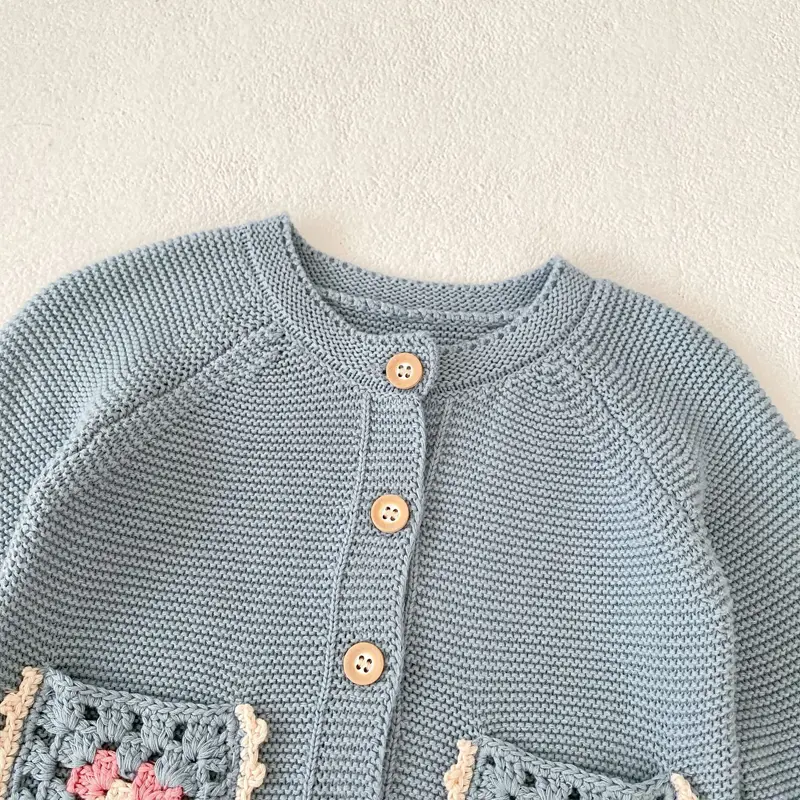 Autumn new baby clothing, 0-3 year old girls, round neck sweater, cardigan with hand hook hollow flower pocket jacket