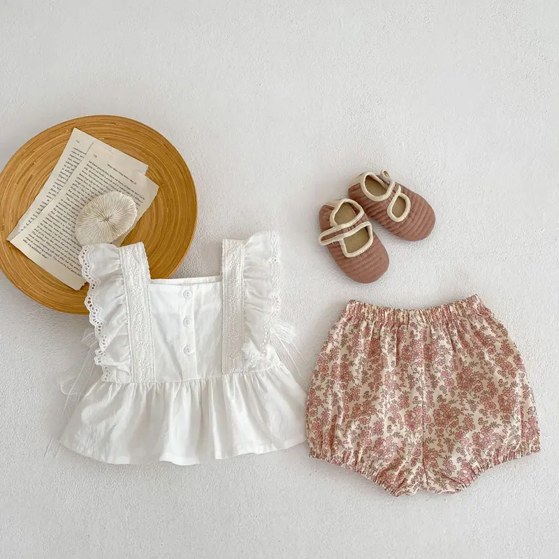 New summer baby clothing, 2-piece set of 0-3 year old girls with lace lace lace fly sleeve top and small floral shorts