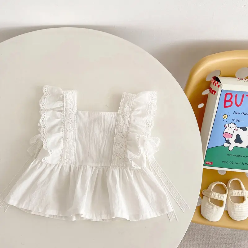 New summer baby clothing, 2-piece set of 0-3 year old girls with lace lace lace fly sleeve top and small floral shorts