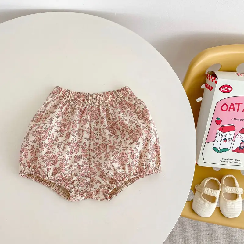 New summer baby clothing, 2-piece set of 0-3 year old girls with lace lace lace fly sleeve top and small floral shorts