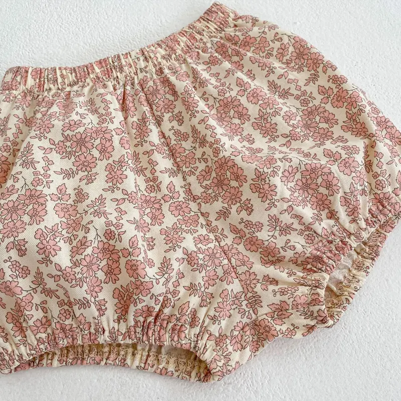 New summer baby clothing, 2-piece set of 0-3 year old girls with lace lace lace fly sleeve top and small floral shorts