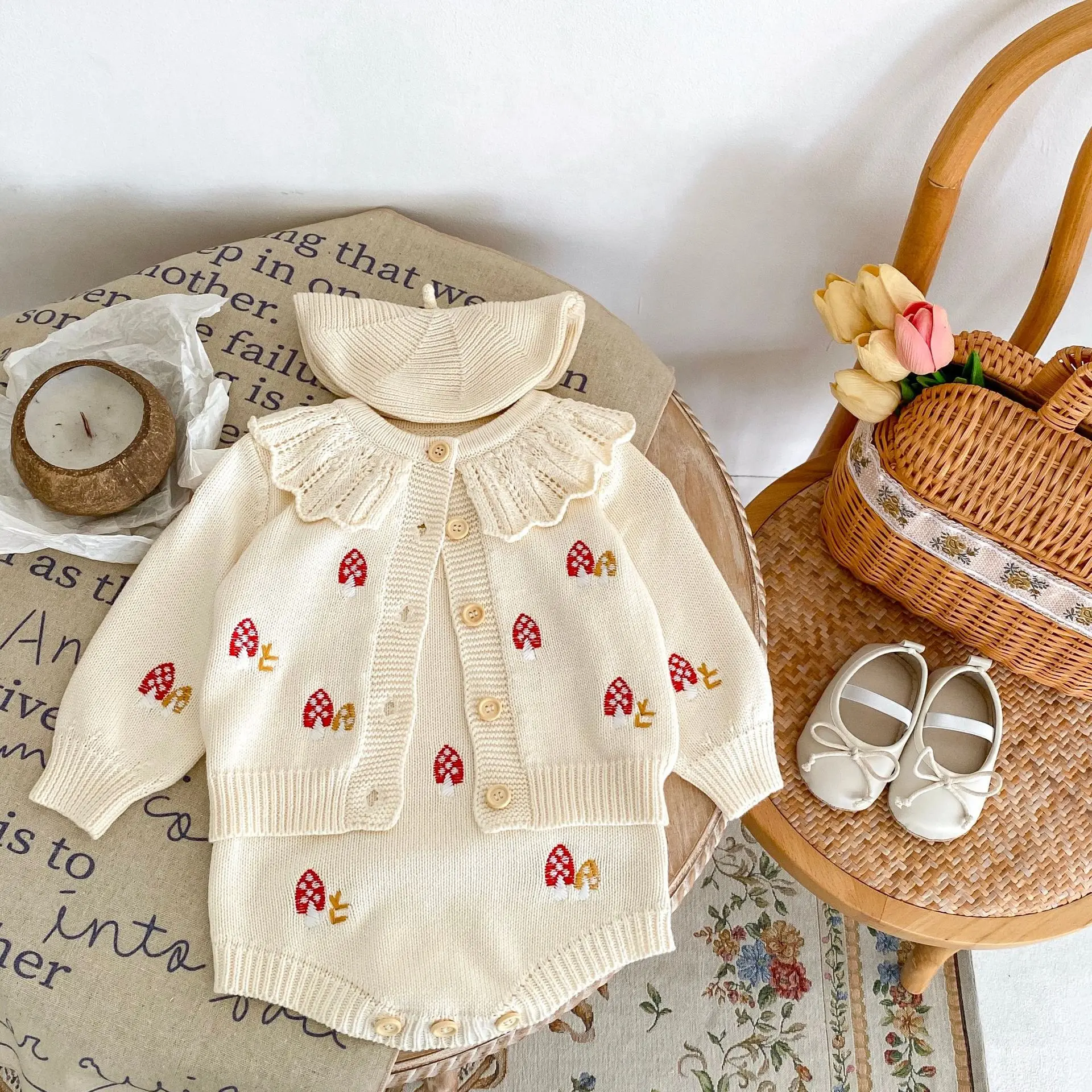 Autumn new 0-3 year old baby clothing, cute baby girl mushroom embroidered knitted triangle jumpsuit
