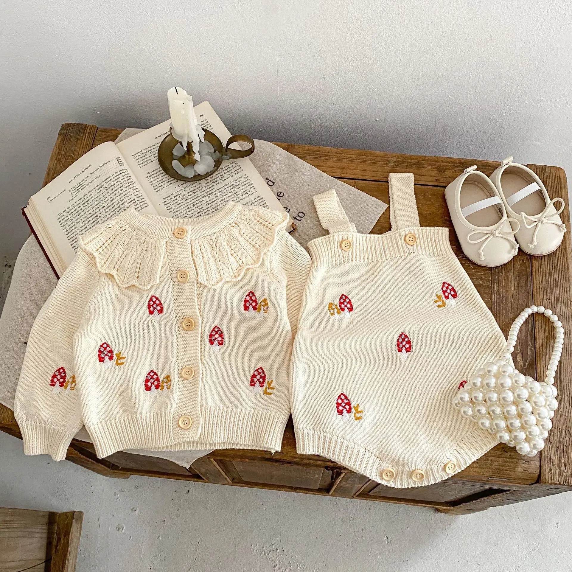 Autumn new 0-3 year old baby clothing, cute baby girl mushroom embroidered knitted triangle jumpsuit