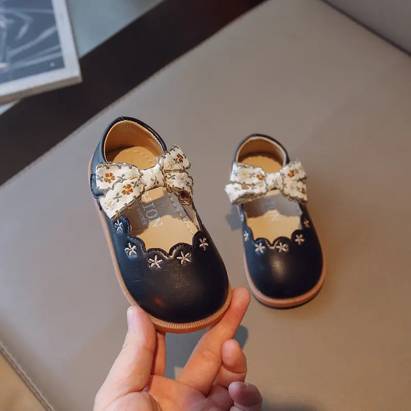 Children Girls Leather Princess Shoes with Bow Non-slip Soft Bottom for Dance Party Wedding Flats Fashionable Embroidery Design