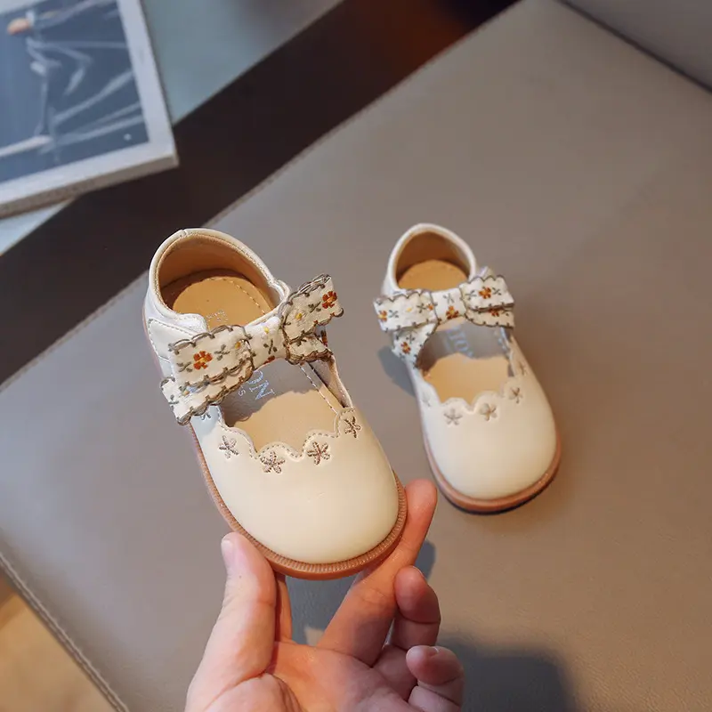 Children Girls Leather Princess Shoes with Bow Non-slip Soft Bottom for Dance Party Wedding Flats Fashionable Embroidery Design