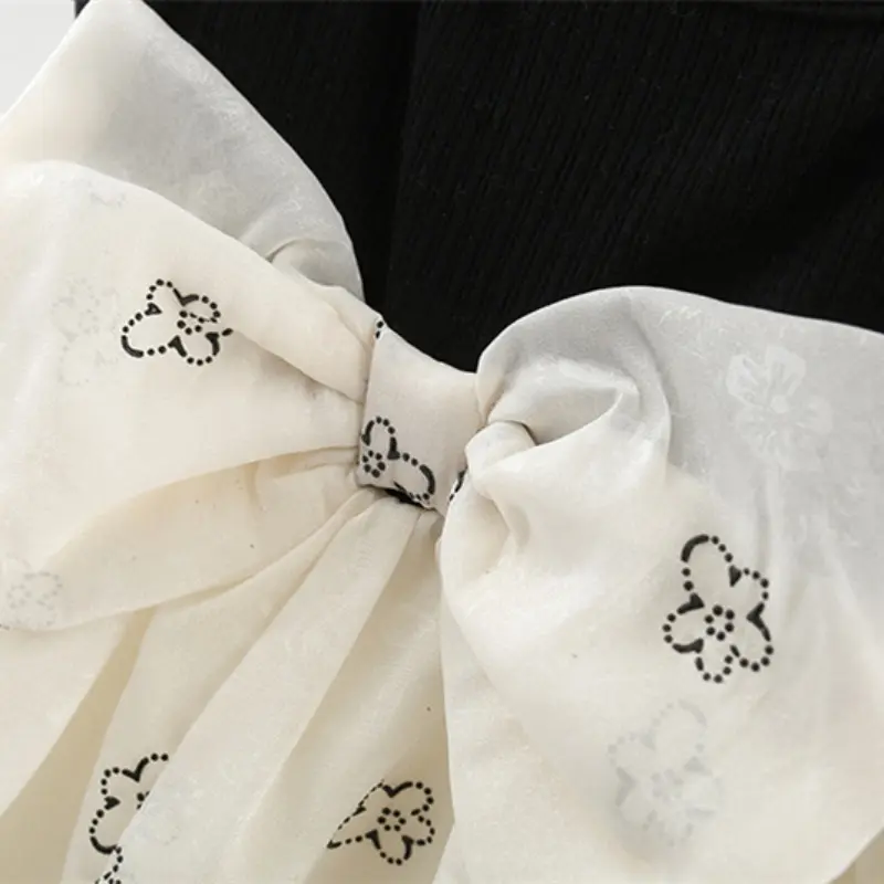 Summer baby girl dress girls covered in floral prints with a large bow on the back and a fluffy dress with suspenders