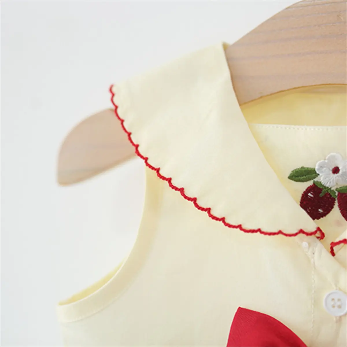Girls Dress Summer New Sleeveless Girl Clothing Solid Color Strawberry Embroidery Square Neck Bow Baby Dresses