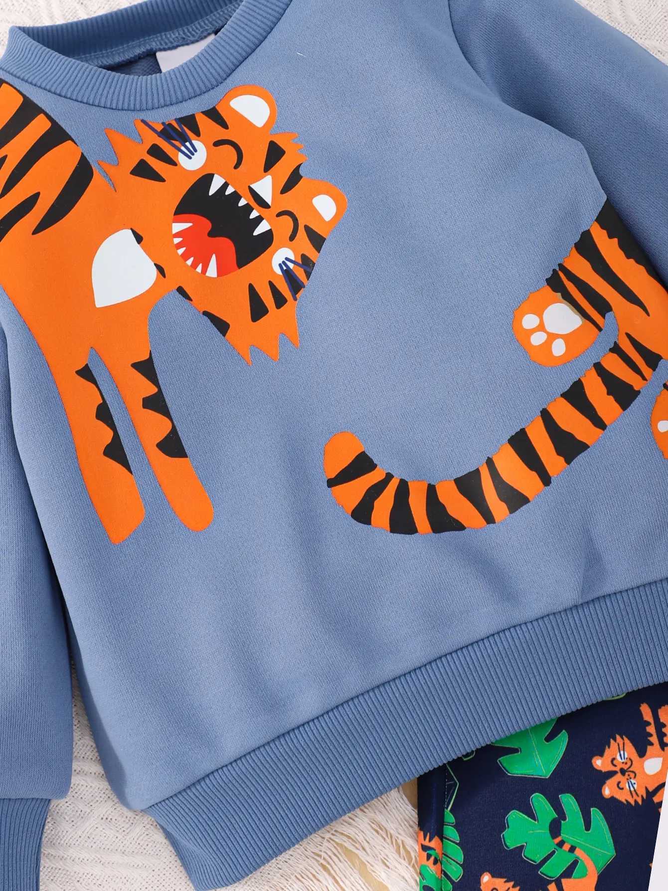 A Set Of 2-Piece Spring And Autumn Boys' Over-The-Shoulder Tiger Print Hoodie And Boys' Little Tiger Print Casual Pants