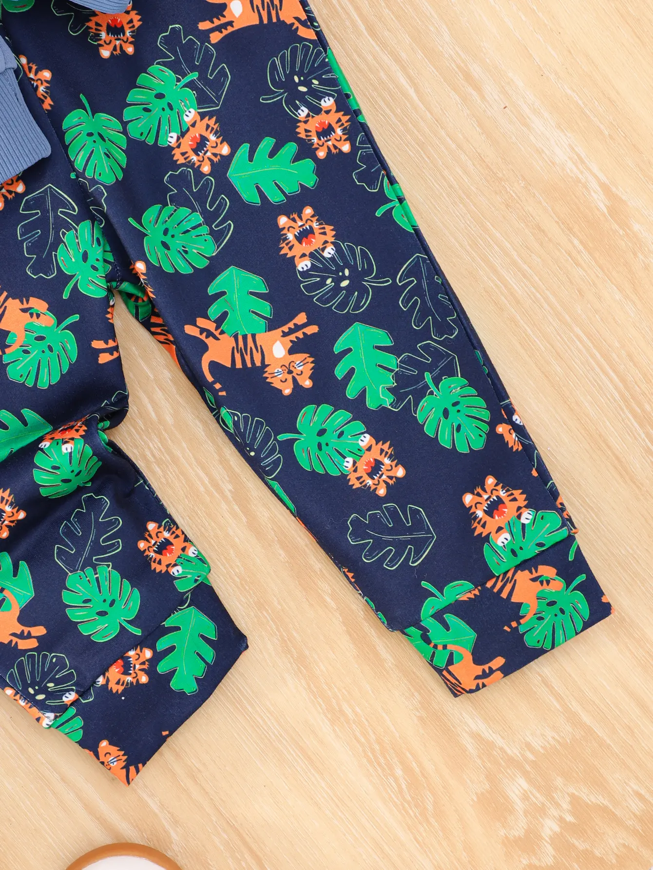 A Set Of 2-Piece Spring And Autumn Boys' Over-The-Shoulder Tiger Print Hoodie And Boys' Little Tiger Print Casual Pants