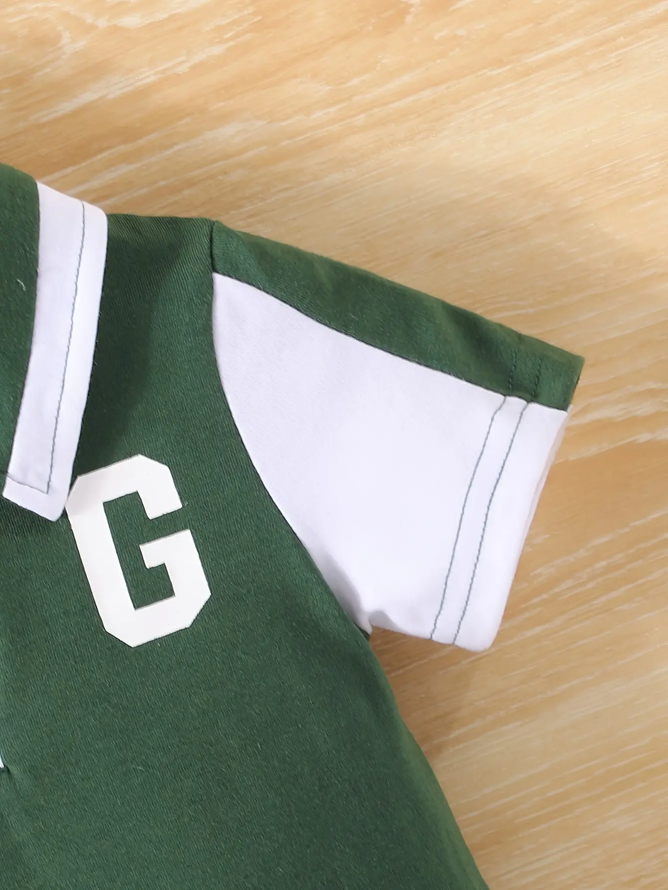 A Two-Piece Pair Of Summer Baby Boy Sports Letter Print Patchwork Lapel Top And Casual Color-Blocking Shorts