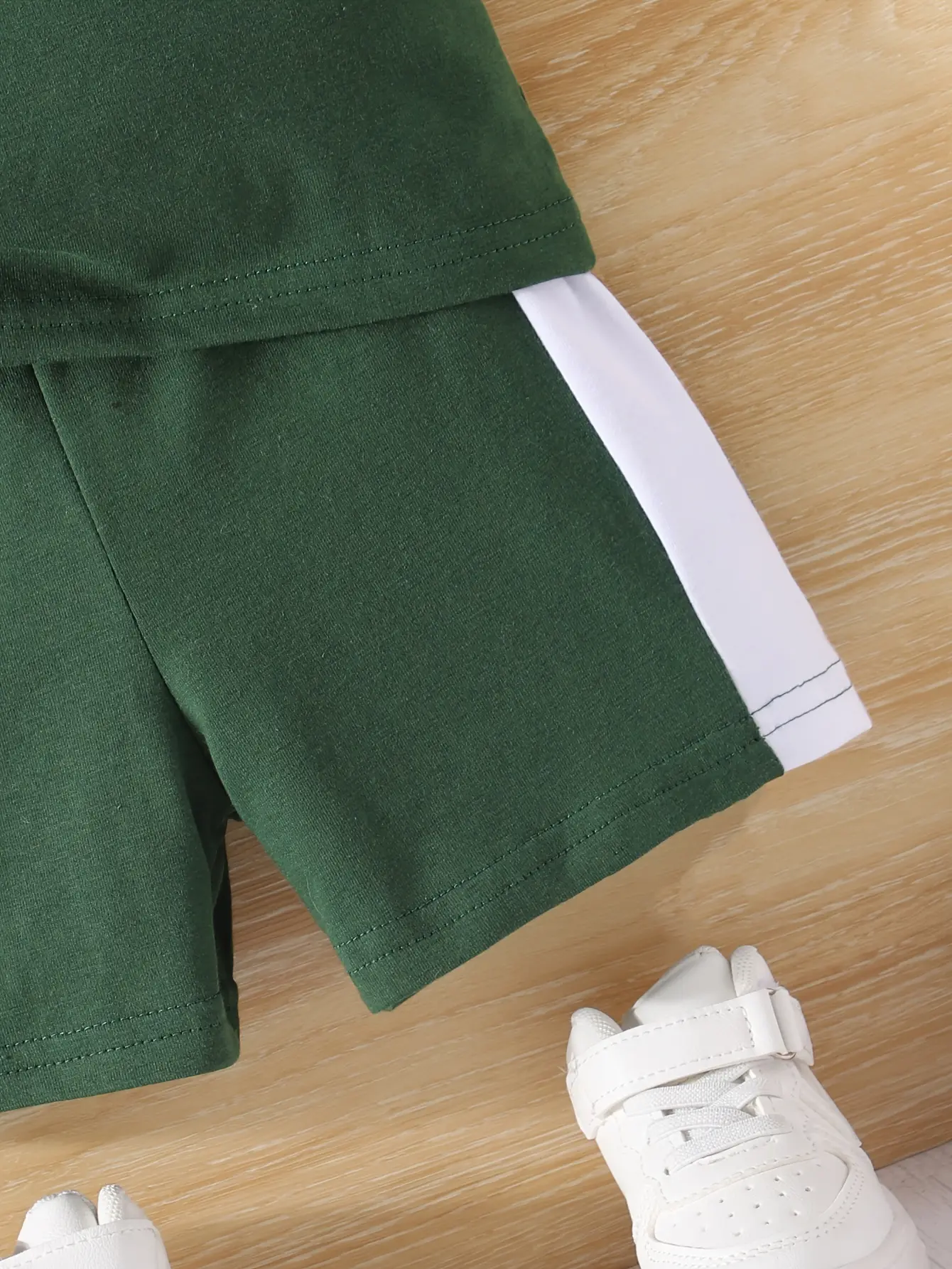 A Two-Piece Pair Of Summer Baby Boy Sports Letter Print Patchwork Lapel Top And Casual Color-Blocking Shorts