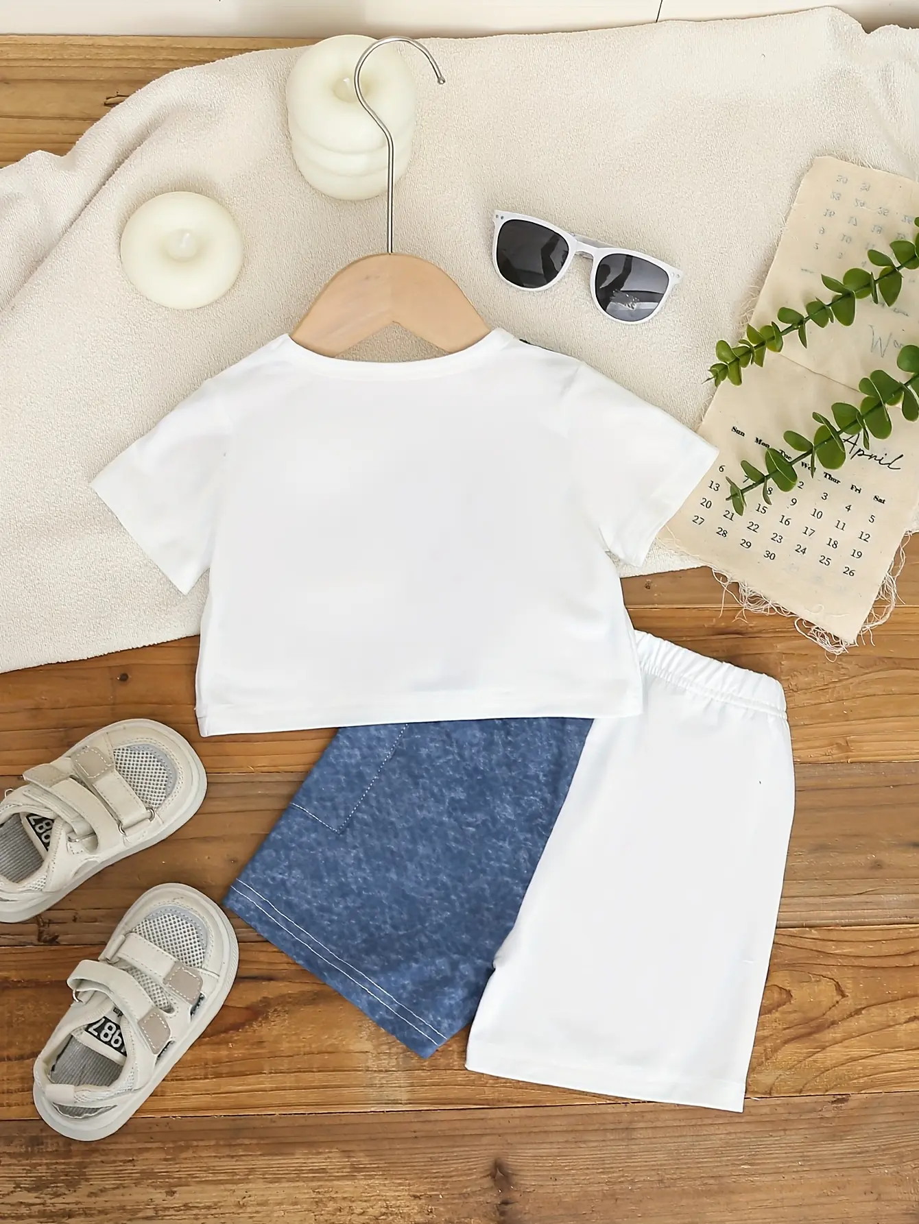 A Cute Baby Girl's Two-Piece Summer Color-Blocking Tie-Dye Short-Sleeved T-Shirt And Casual Color-Blocking Short-Sleeved Shorts