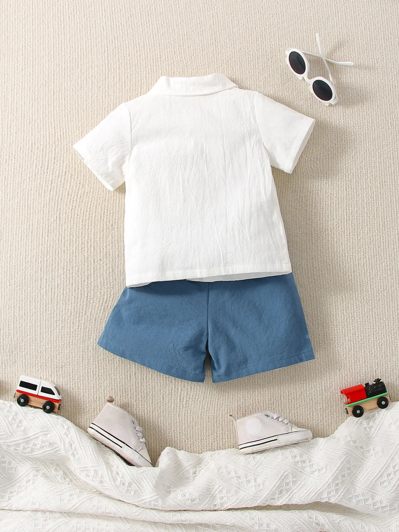 A Fashionable And Simple Two-Piece Set Of Thin White Short-Sleeved Shirt And Shorts For Boys In Summer