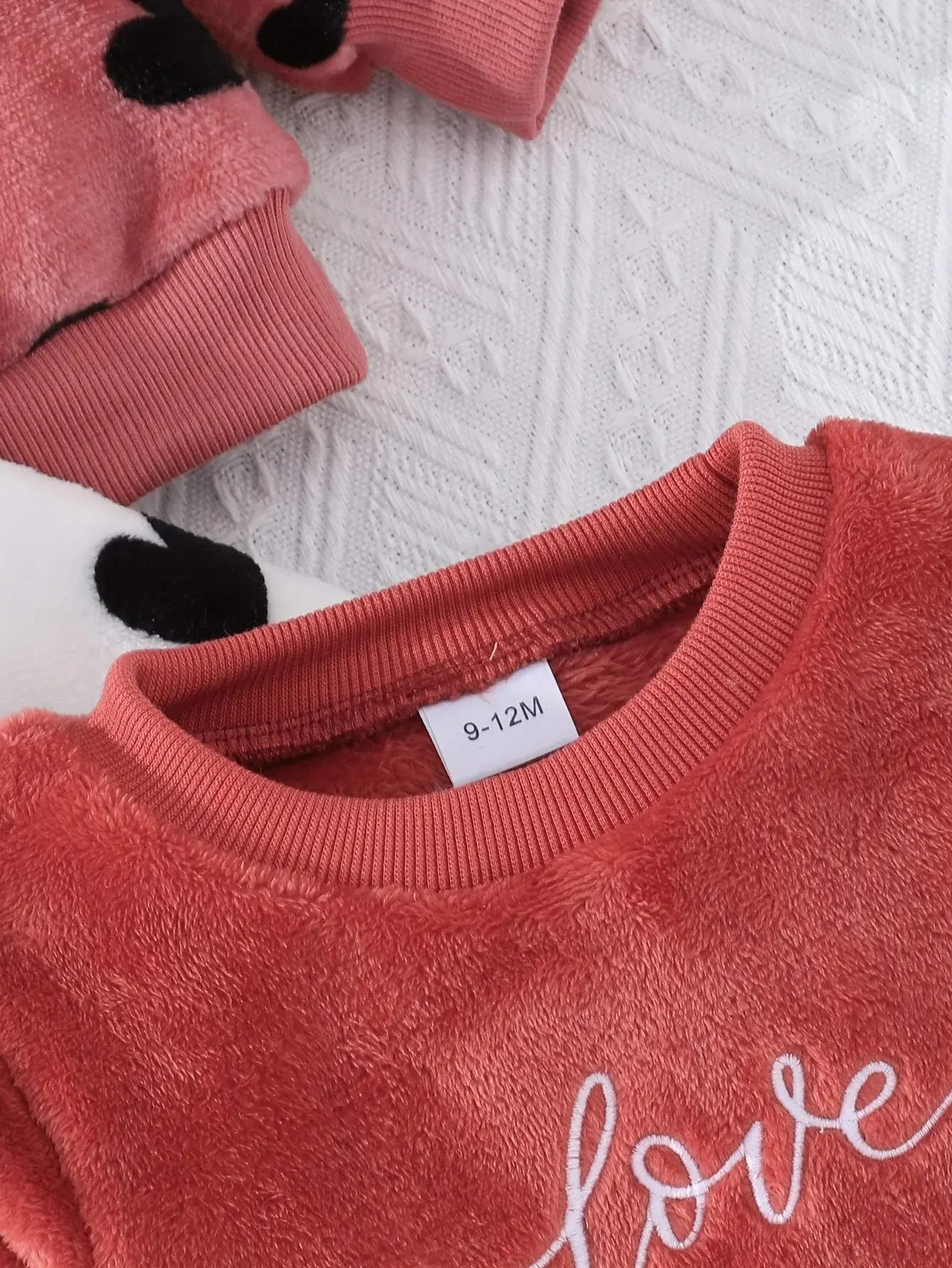A Soft And Skin-Friendly Three-Piece Set Of Pink And White Heart-Shaped Printed Warm Hoodie For Baby Girls In Autumn And Winter