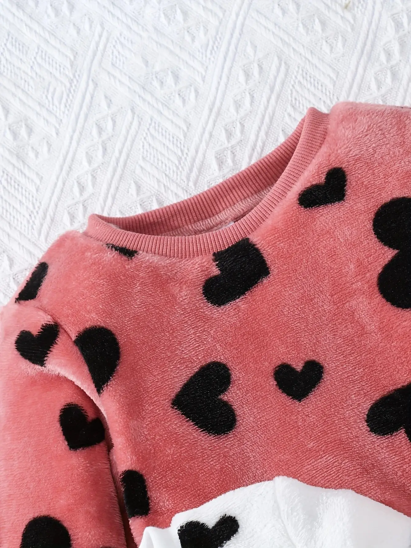 A Soft And Skin-Friendly Three-Piece Set Of Pink And White Heart-Shaped Printed Warm Hoodie For Baby Girls In Autumn And Winter