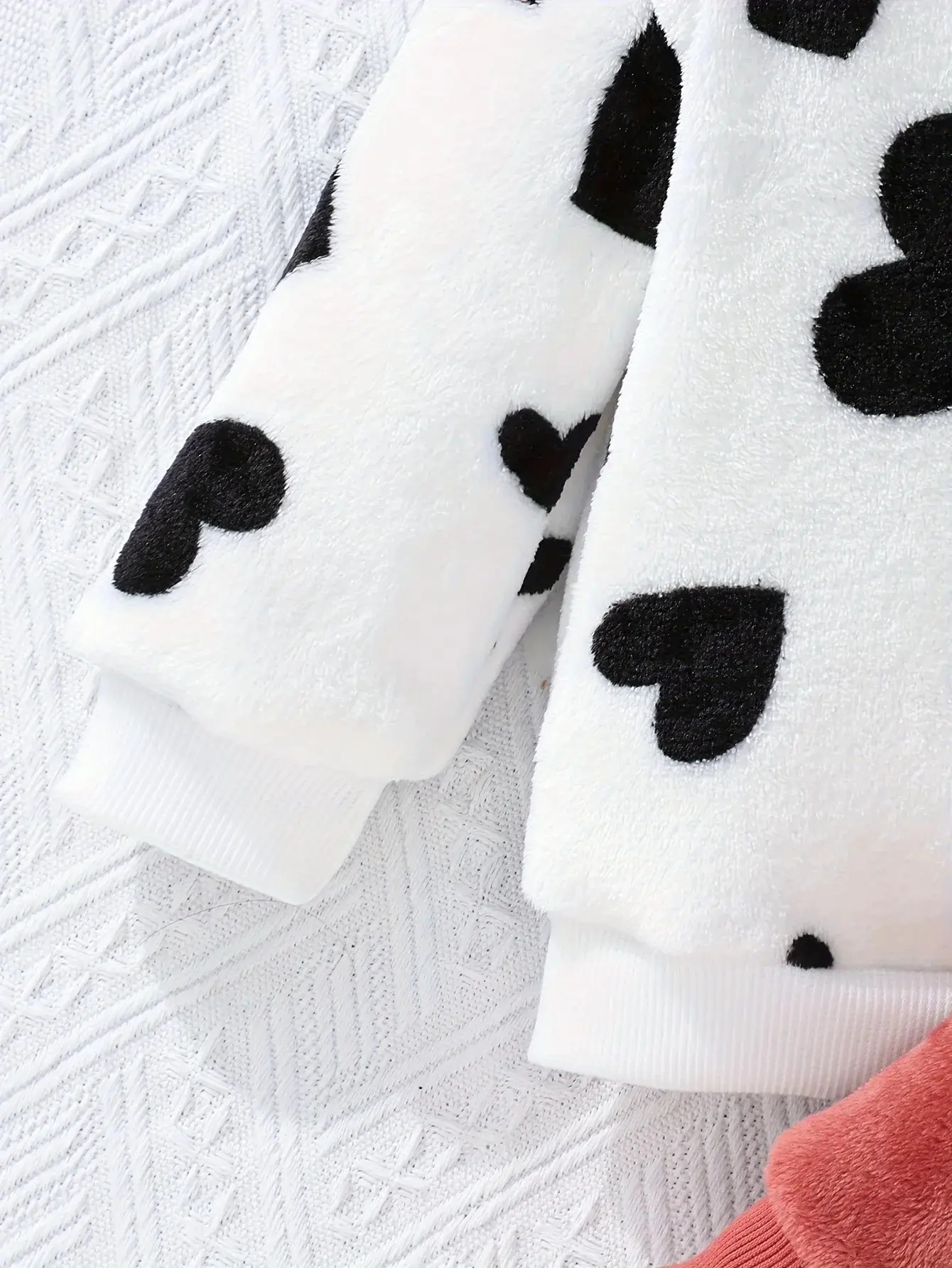 A Soft And Skin-Friendly Three-Piece Set Of Pink And White Heart-Shaped Printed Warm Hoodie For Baby Girls In Autumn And Winter