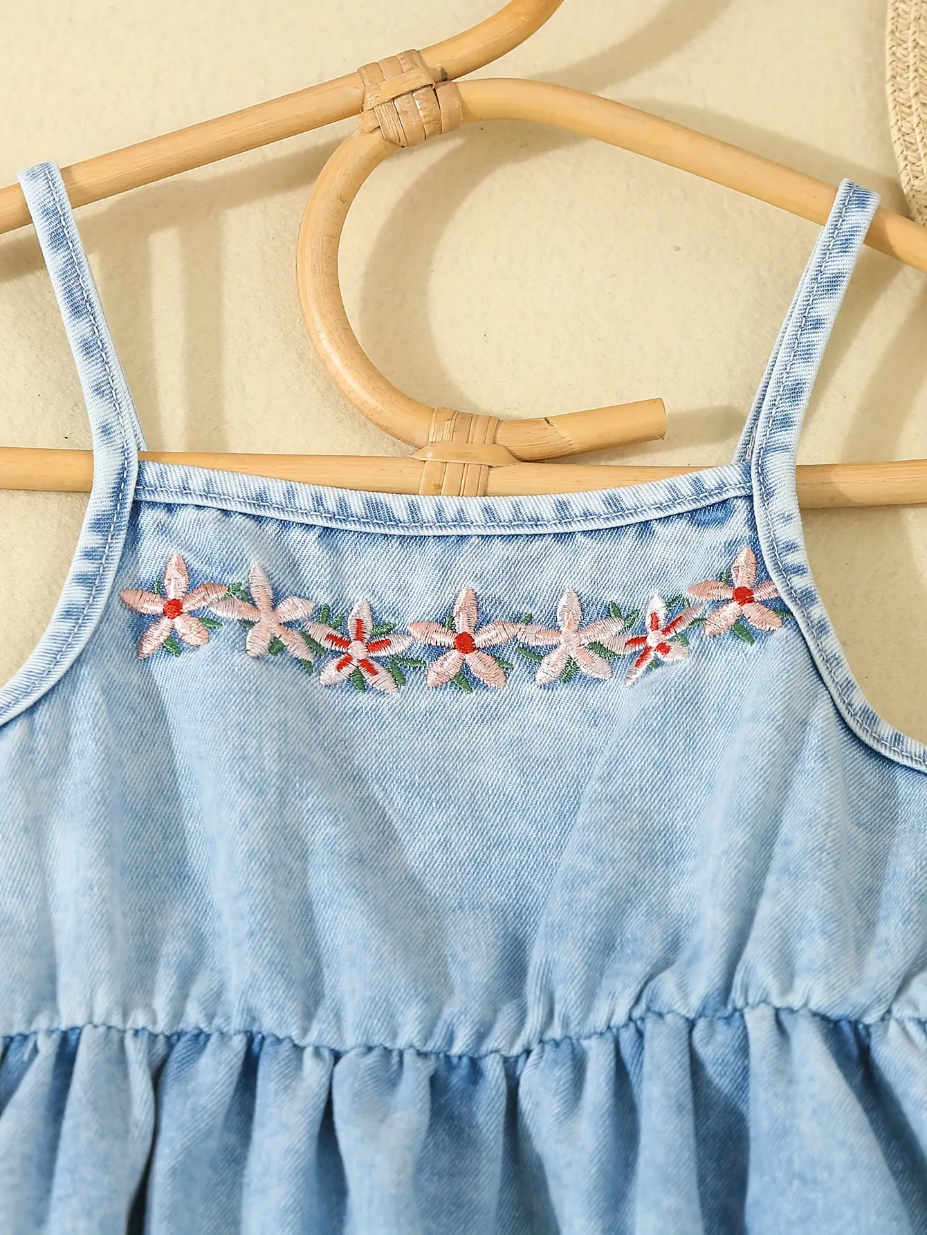 A New Summer Set Of Comfortable Denim Halter Tops And Flower-Embroidered Casual Trousers For Retro-Style Girls