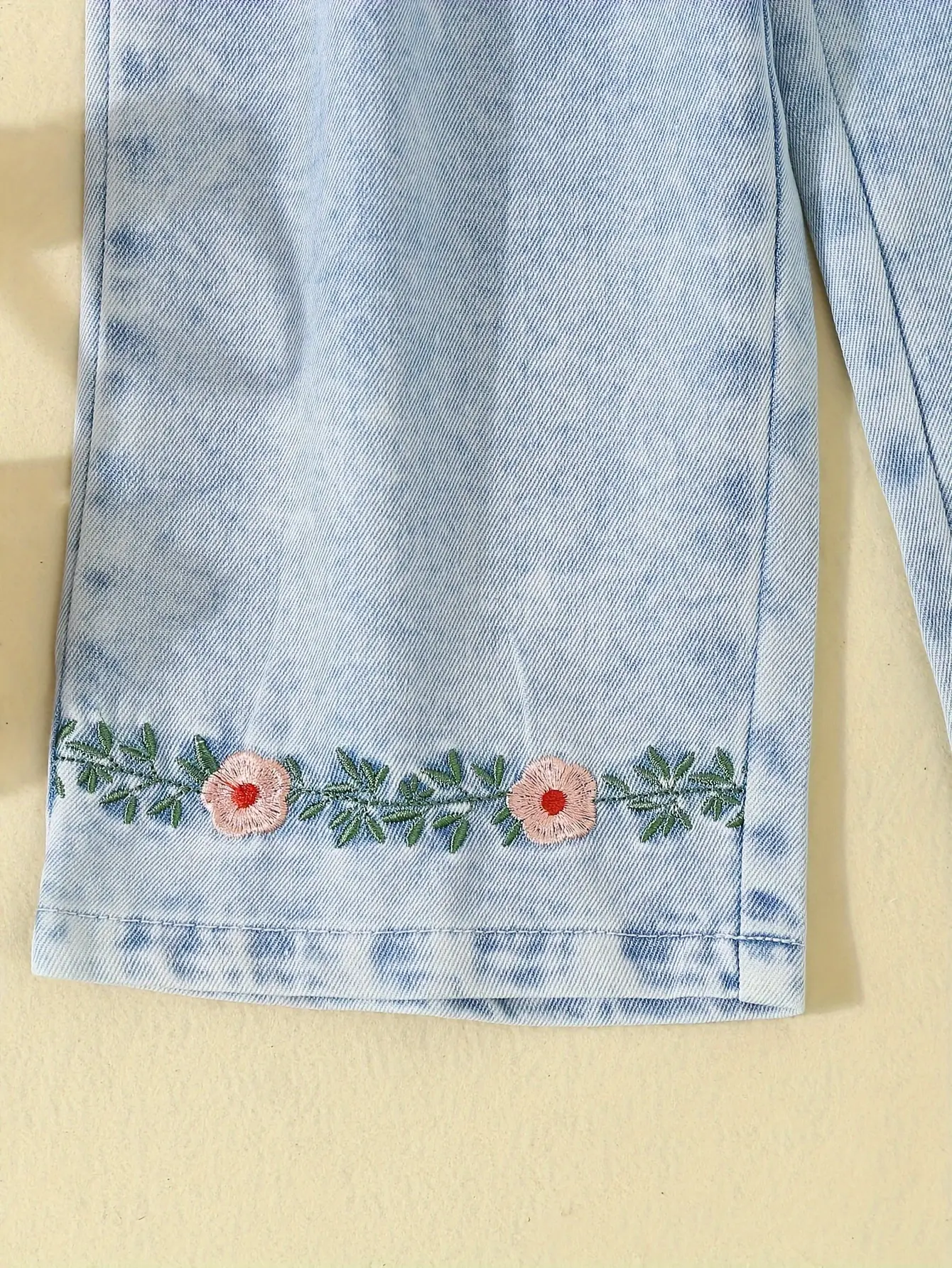 A New Summer Set Of Comfortable Denim Halter Tops And Flower-Embroidered Casual Trousers For Retro-Style Girls