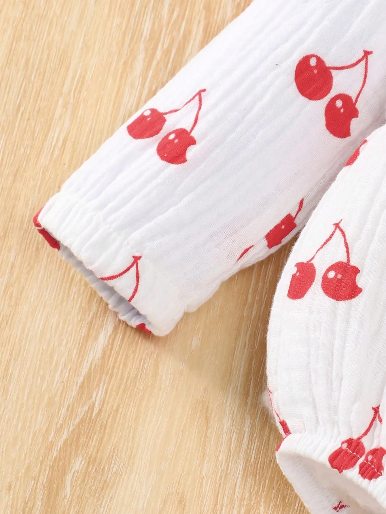 A 3-Piece Set Of Cherry Print Long-Sleeved Climbing Triangle Pants Long Pants And A Hat For Newborns In Spring And Autumn