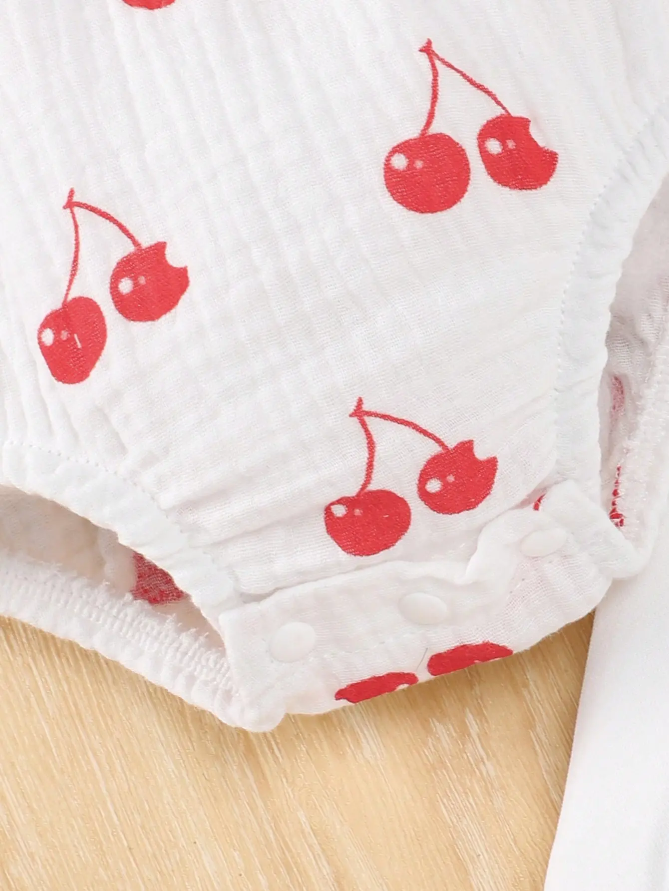 A 3-Piece Set Of Cherry Print Long-Sleeved Climbing Triangle Pants Long Pants And A Hat For Newborns In Spring And Autumn