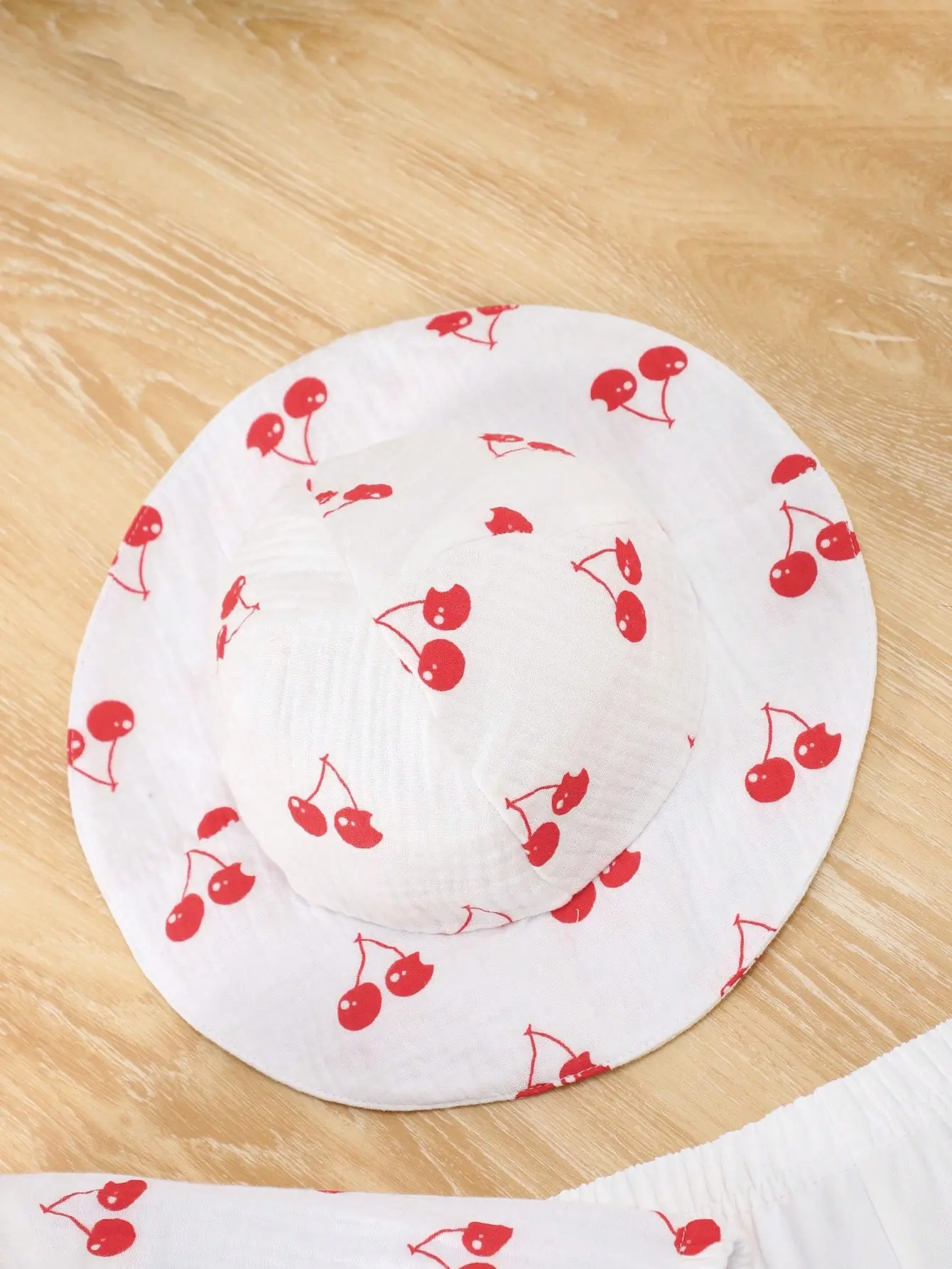 A 3-Piece Set Of Cherry Print Long-Sleeved Climbing Triangle Pants Long Pants And A Hat For Newborns In Spring And Autumn