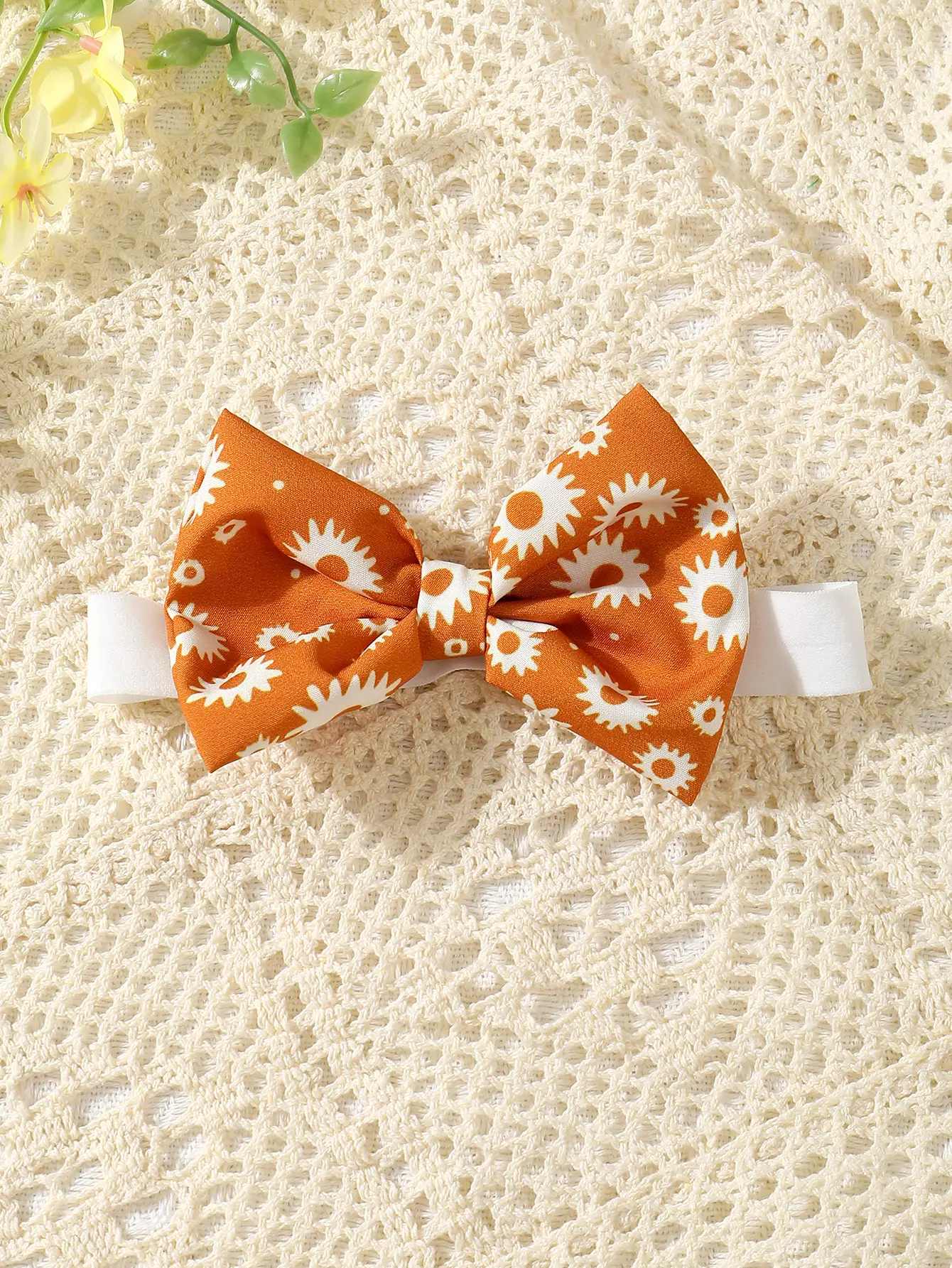 0-2 Year Old Summer Baby Girl Cute Casual Letter Printed Top Paired With Daisy Print Flared Pants Headscarf Suitable For Travel