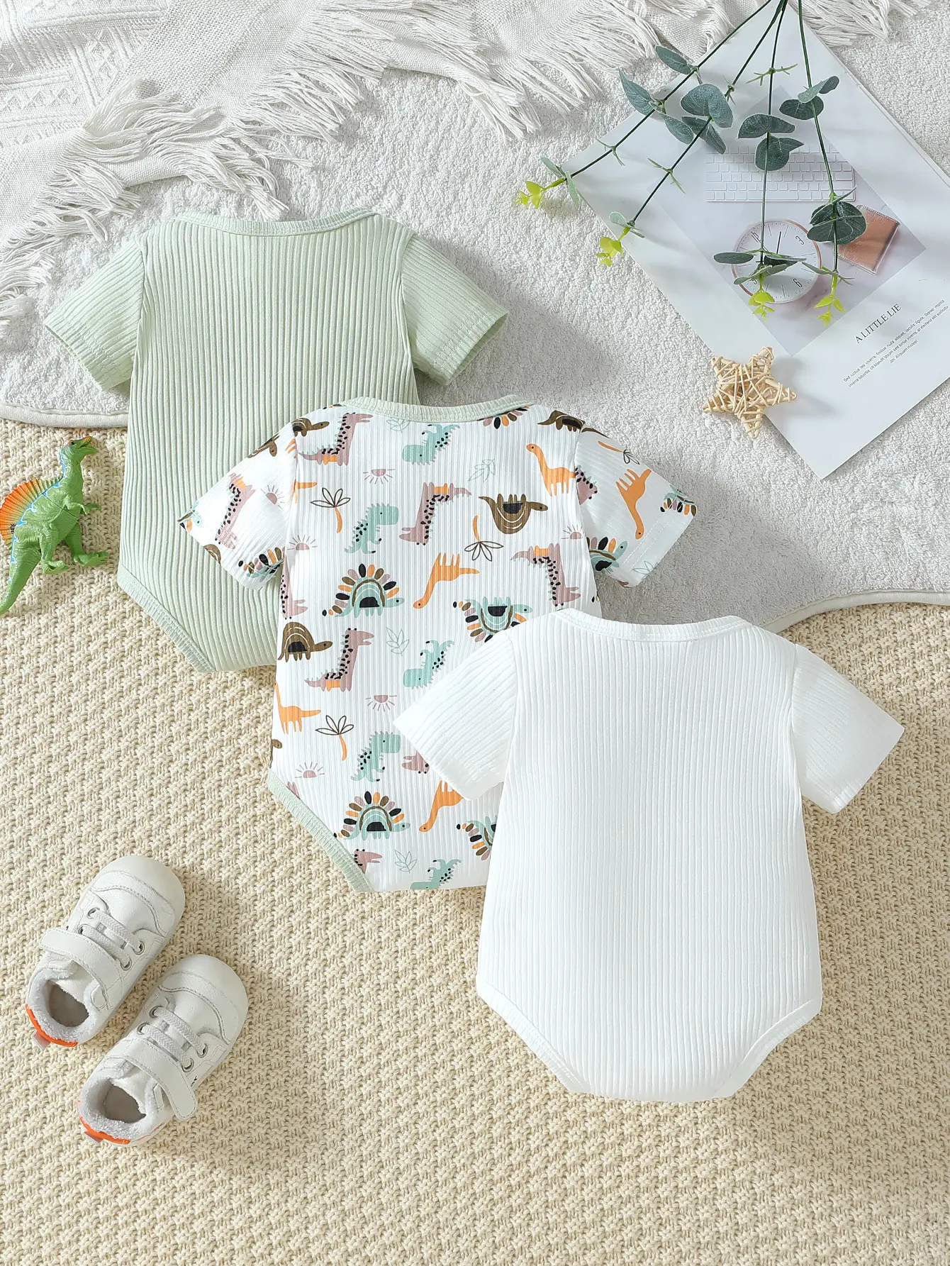 Newborn baby boy's simple three piece short sleeved jumpsuit for home and outdoor activities