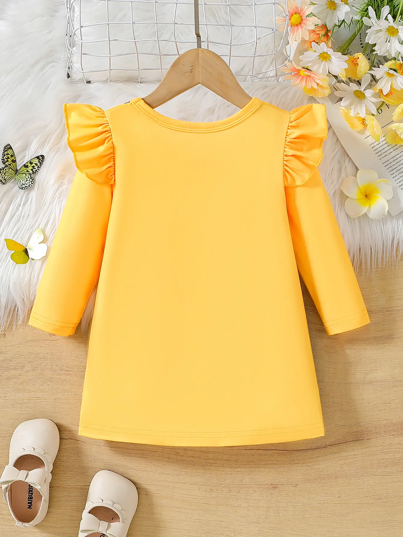 A cute and fun spring and autumn bee flower round neck fake two-piece shoulder strap long sleeved dress