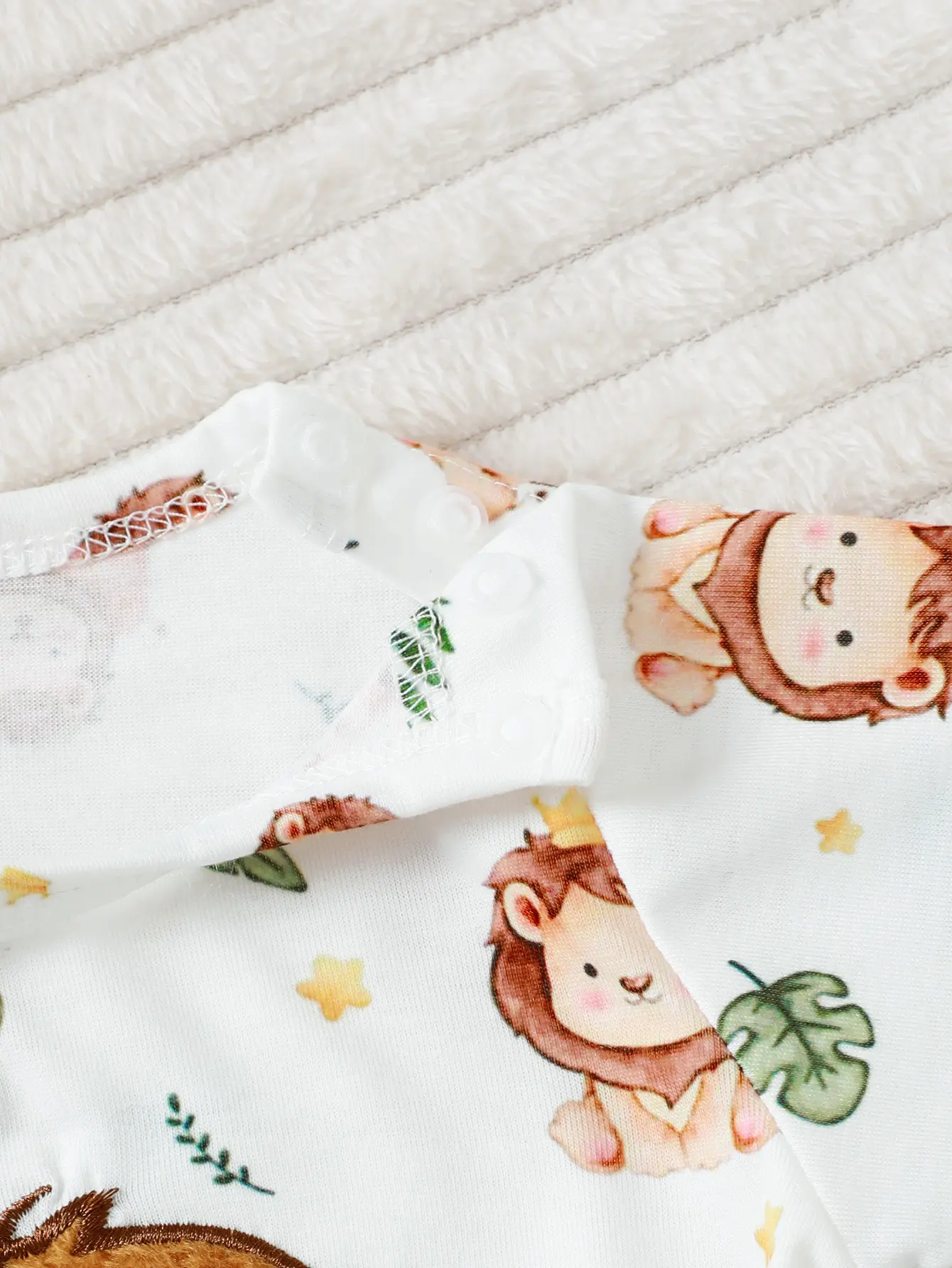 New Baby Boy Casual Cute Cartoon Lion Pattern Round Neck Short Sleeve Hoodie with Shoulder Buckle, Shorts, And Hat