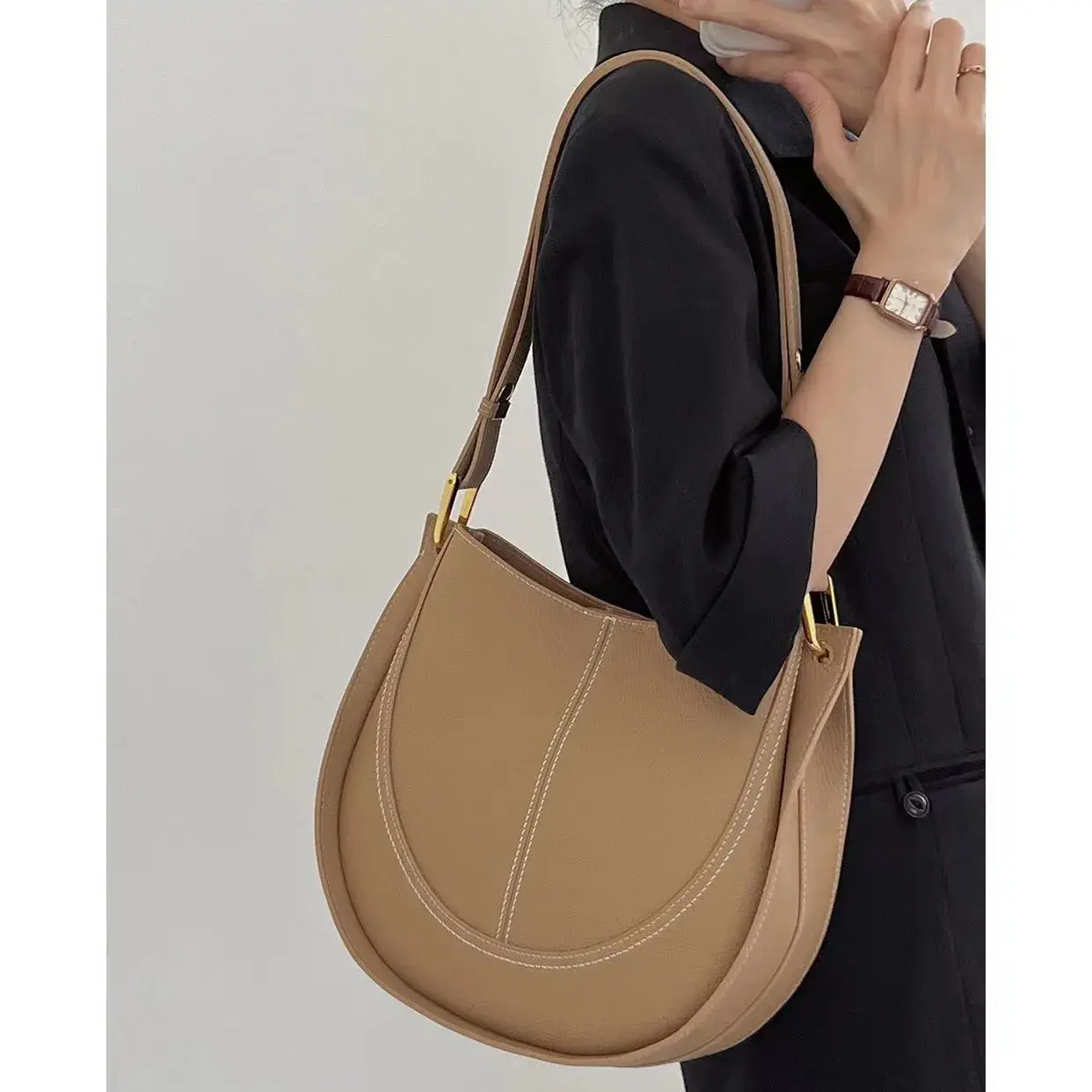 2024 New Vintage Soft Leather Design Sensibility Bag Niche Light Luxury Large Capacity Women's Shoulder Crossbody Horse Bag