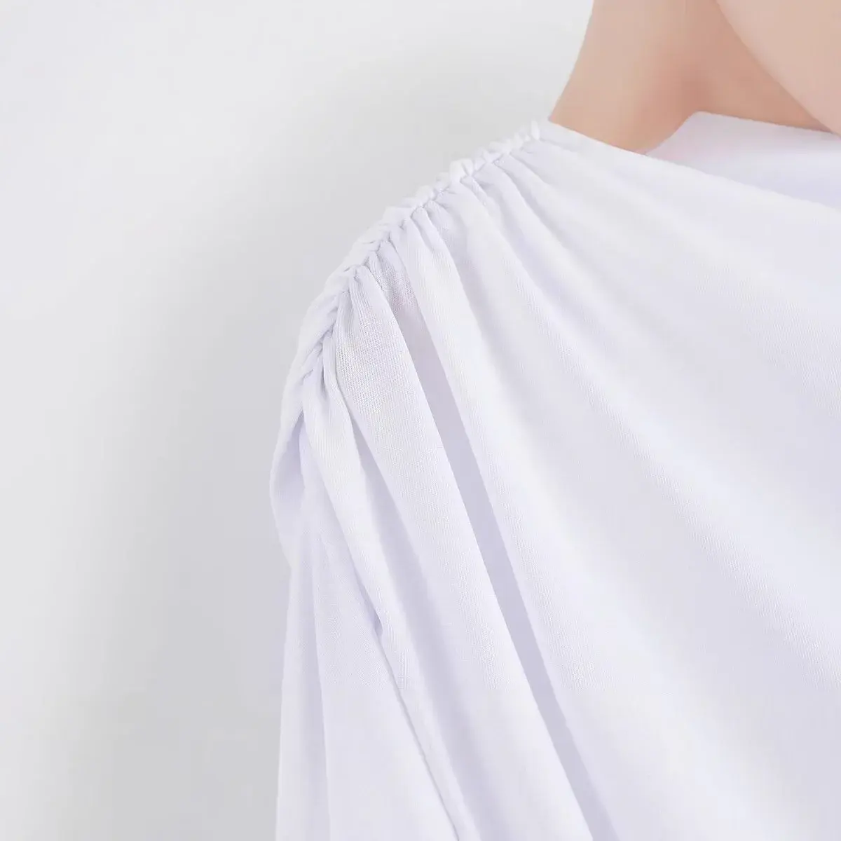 Fashionable Shoulder Baring Metal Buckle Design Slim Fit Short Top for Women Pure Color T Shirt Stylish Spring Summer New Arriva