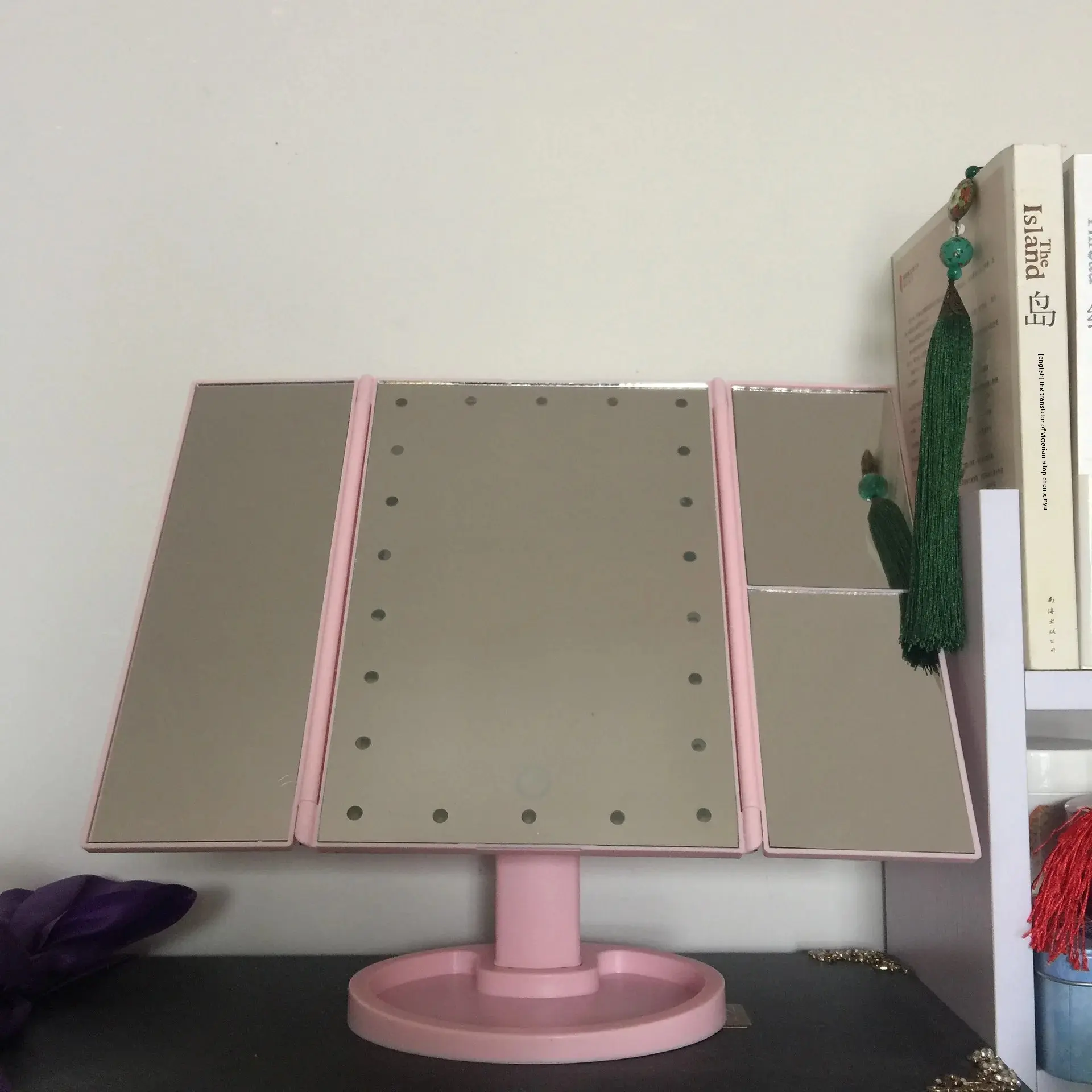 Tri-Fold Makeup Mirror With Light Portable Glowing LED Makeup Mirror Desktop Storage Comb Cosmetic Mirror Wholesale
