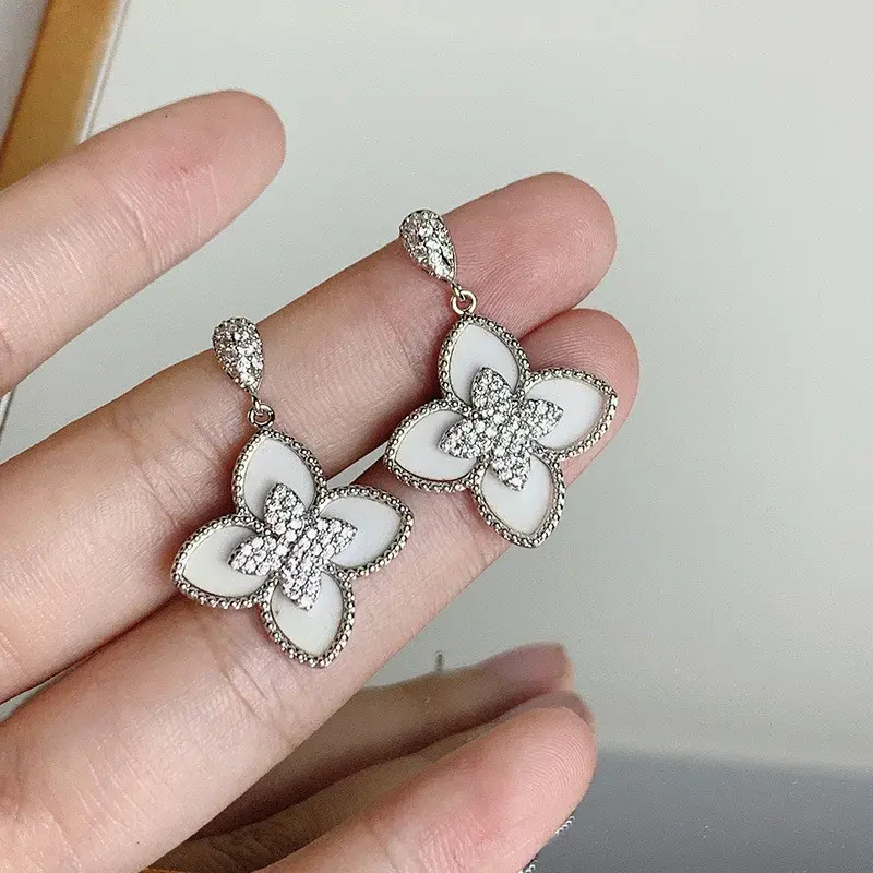 Chic White Flower Stud Earrings Luxury Lightweight Ear Pendants Women's Fashionable Niche Sense Earrings