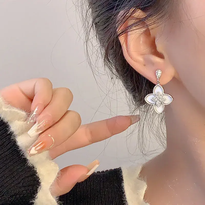 Chic White Flower Stud Earrings Luxury Lightweight Ear Pendants Women's Fashionable Niche Sense Earrings