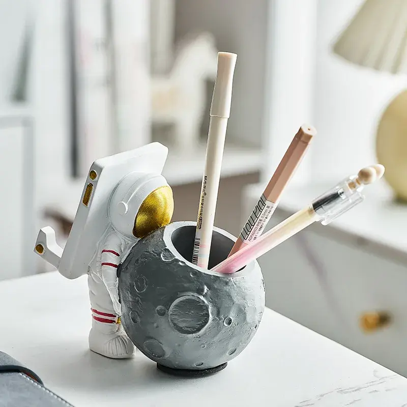 Modern Simple Astronaut Pen Holder Creative Desktop Decoration Teacher's Day Gift Birthday Gift For Men Resin Office Supplies