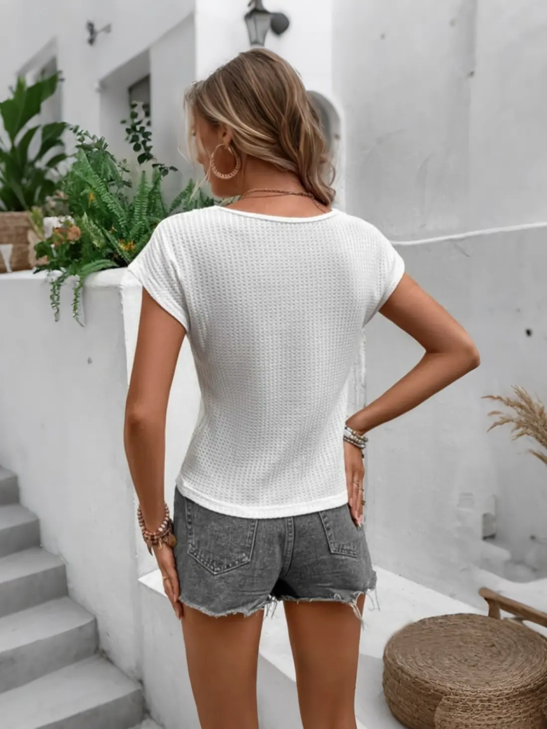 Women's Solid V-Neck T-Shirt with Lace-Trimmed Details for Spring/Summer 2025