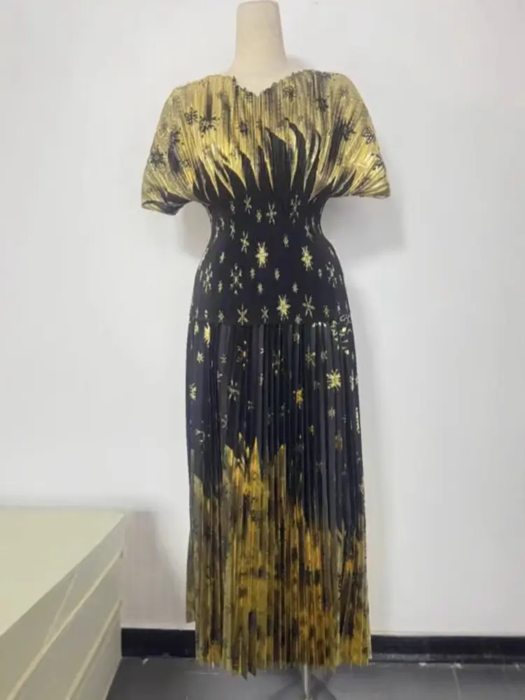 LANMREM Trendy Gold Foil Printing Design Pleated Women's Two Pieces Set Short Sleeve V Collar Top + Elastic Waist Skirt 2DB3477