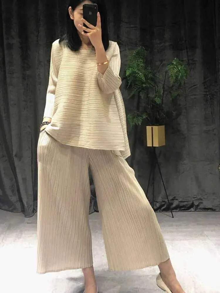LANMREM Pleated Two Pieces Pants Set For Women Elegant Vintage Round Neck Loose Tops + Calf-Length Wide Leg Pants 2025New OA979
