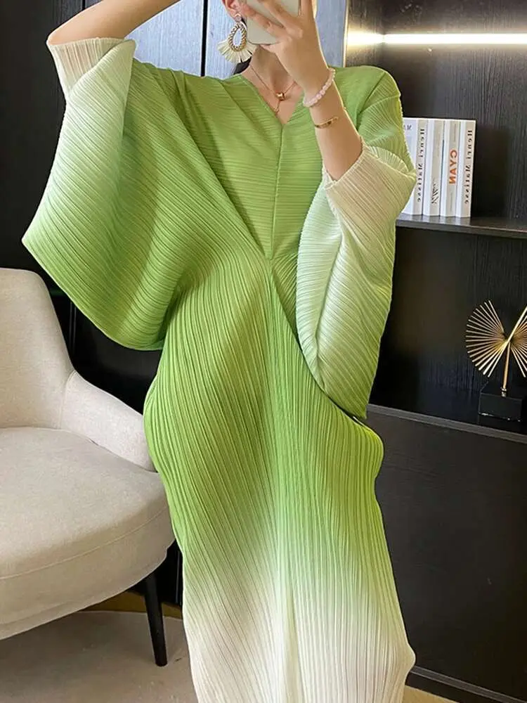 LANMREM Women's Gradient Pleated Dress V-neck Bat-sleeve Elegant Long Dresses Fashion Causal 2025 Summer New Clothing 2DE171