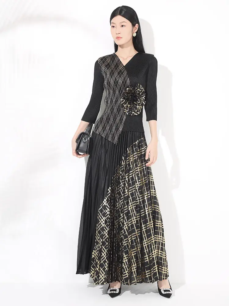 LANMREM Niche Gold Foil Printing Black Pleated Women's Two Pieces Set V Collar Colorblock Top And Elastic Waist Skirt 2DB3322