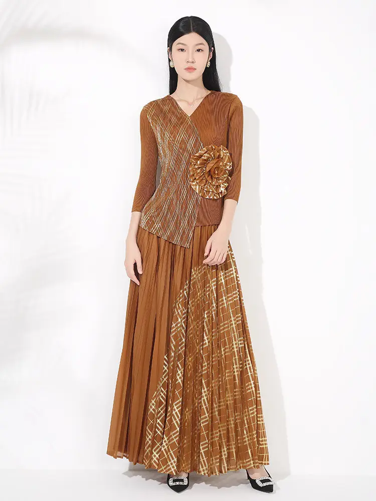 LANMREM Niche Gold Foil Printing Black Pleated Women's Two Pieces Set V Collar Colorblock Top And Elastic Waist Skirt 2DB3322