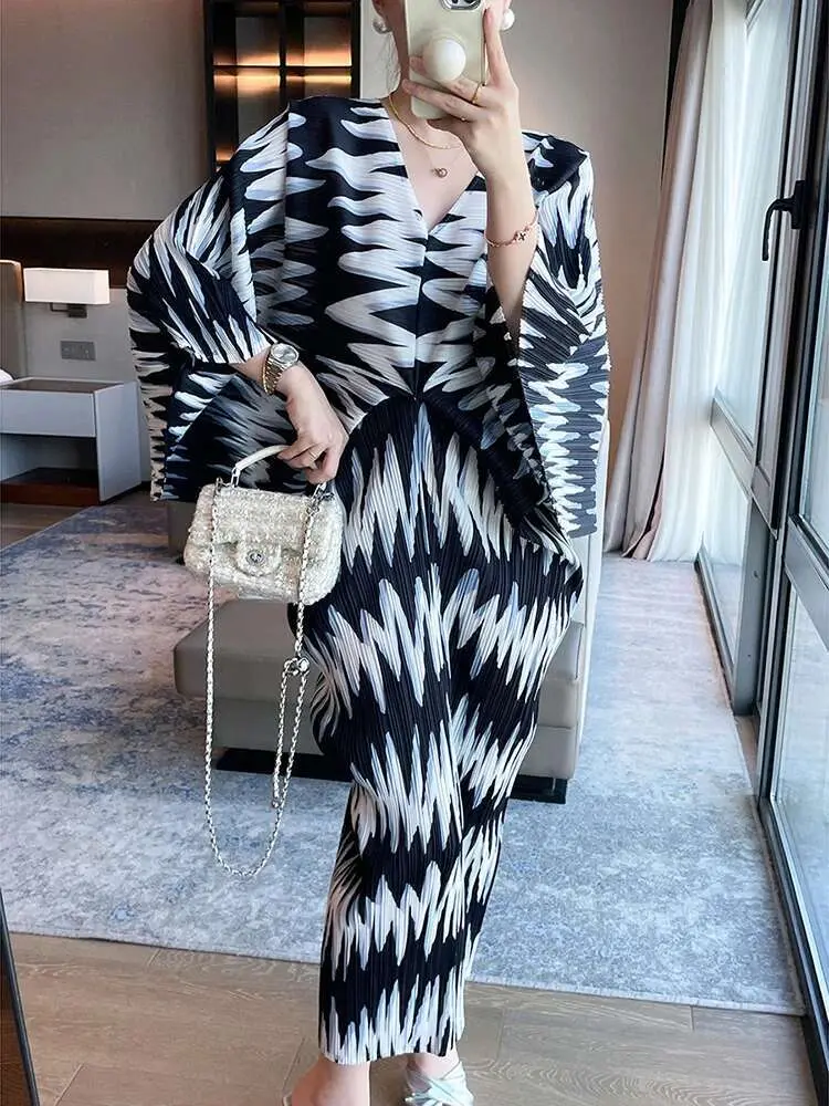 LANMREM Zebra Print Dress With Bat Sleeves V Neck Color Block Loose Pleated Dresses Female Party Clothing 2024 New 2DB1112