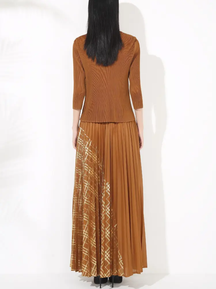 LANMREM Niche Gold Foil Printing Black Pleated Women's Two Pieces Set V Collar Colorblock Top And Elastic Waist Skirt 2DB3322